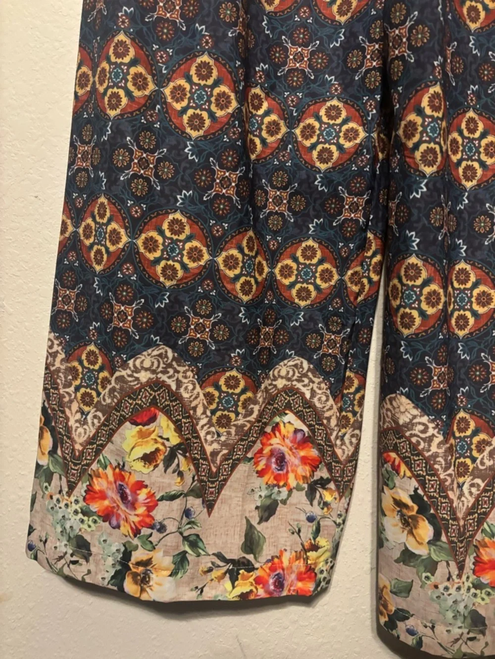 Umgee USA Boho Medallion Floral Border Wide Leg Pants Elastic Waist Size L - Picture 2 of 4